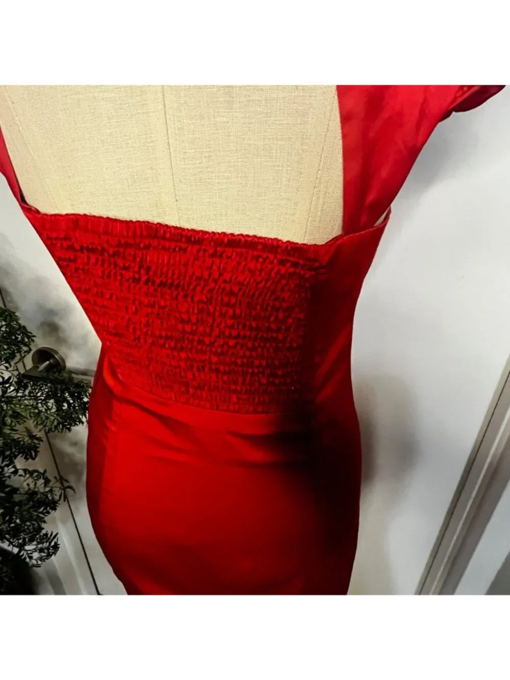 GUESS Cherry Red Ruched, Sweetheart‎ Neck, Satin Bodycon Mini Dress Size 8